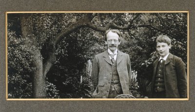 J J Thomson med sin søn, George, c 1909 af Unbekannt