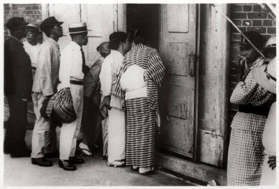 Japansk folkemængde kigger ind i Zeppelin-hangaren, Kasumigaura, Japan, 1929 1933 af Unbekannt
