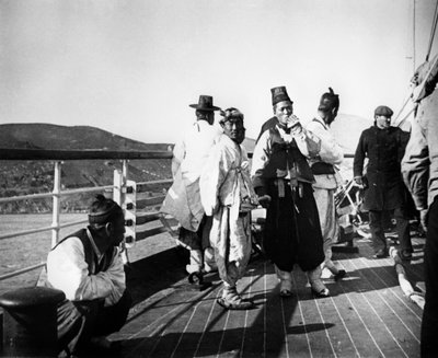 Japanske embedsmænd om bord på et skib, Korea, 1900 af Unbekannt