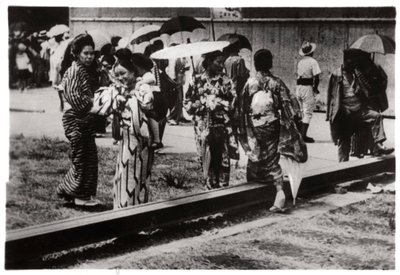 Japanske kvinder ved Zeppelin-hangaren, Kasumigaura, Japan, 1929 1933 af Unbekannt