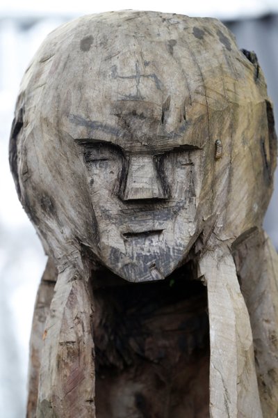 Jarai (Gia Rai) etnisk gruppe. En Jarai-gravs vogterånd. Træ statue. Con Tum. Vietnam af Unbekannt