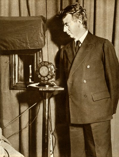 John Logie Baird ser det første stykke, der bliver tv-transmitteret, 14. juli 1930, 1935. af Unbekannt