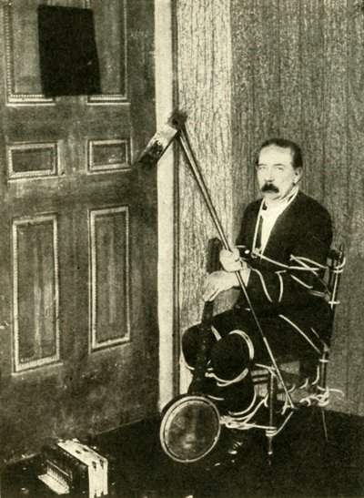 John Nevil Maskelyne udfører en åndekabinet-illusion, c1910. af Unbekannt