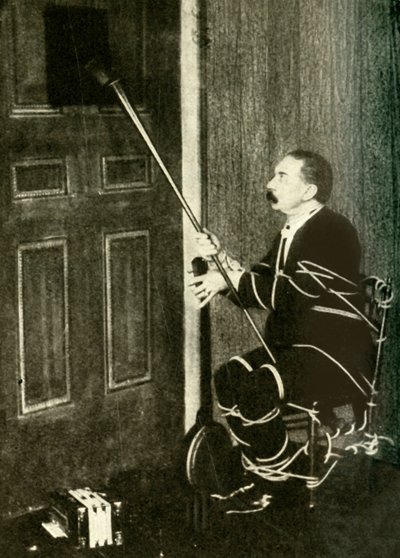 John Nevil Maskelyne udfører en åndekabinet-illusion, c1910. af Unbekannt