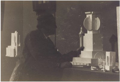 Kazimir Malevich i sit studie af Unbekannt