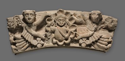 Keystone of an Arch: Kvindebust i en medaljon støttet af engle, 400