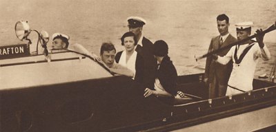 Kong Edward vender tilbage til sin yacht fra øen Rab, 1937 af Unbekannt