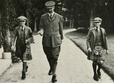 Kong George VI og eks-kongen Edward VIII med Mr. Hansel deres vejleder, 1911, 1937. af Unbekannt