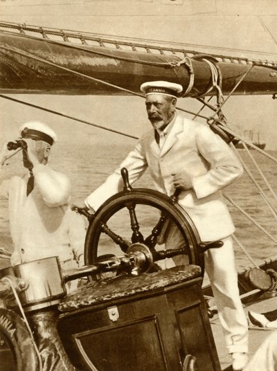 Kong George V ved rattet af sin yacht, Britannia, under Cowes Regatta-ugen, 1924, 1935. af Unbekannt