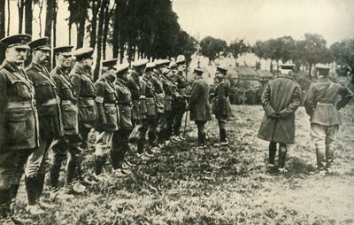 Kong George V besøger allierede styrker på frontlinjen, Første Verdenskrig, 1915, c1920. af Unbekannt