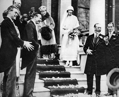 Kong George V vinker gode ønsker til prinsesse Maud, da hun rejser til sin bryllupsrejse, 1923 af Unbekannt