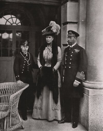 Kong George og dronning Mary med deres søn prins Edward, maj 1910. af Unbekannt