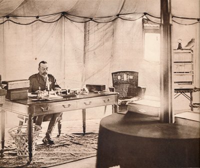 Kong George med sin papegøje, 1936. af Unbekannt