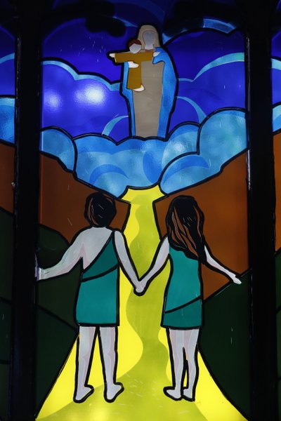 Kon Tum Katedral. Glasmosaik vindue. Adam og Eva, fordrivelse fra paradis. Kon Tum. Vietnam af Unbekannt