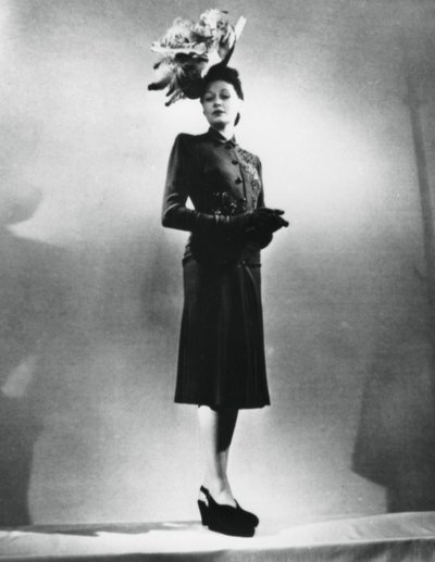 La femme chic, outfit af den franske modedesigner Jacques Fath, Paris, januar 1943 af Unbekannt