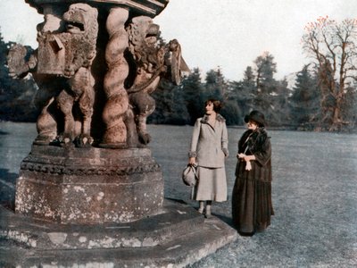 Lady Elizabeth Bowes-Lyon og grevinden af Strathmore, Glamis Castle, Skotland, 1923 af Unbekannt
