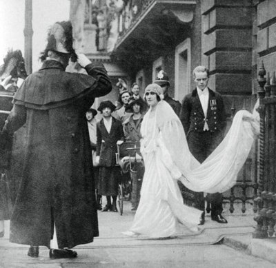Lady Elizabeth Bowes-Lyon på vej til at blive gift i Westminster Abbey, 26. april 1923, 1937 af Unbekannt