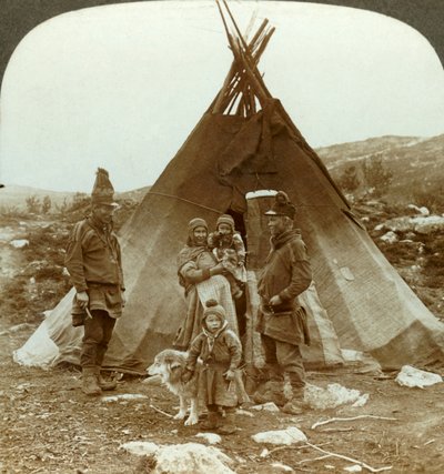 Laplanderfamilie og slædehund - uden for deres sommerhus - på en bjergskråning i Norge, c1905. af Unbekannt