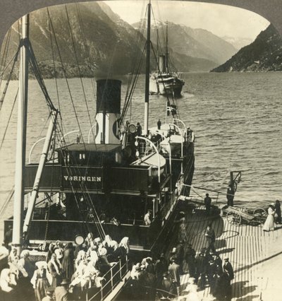 Forlader Odde for en udflugt ned ad den maleriske bjergomgivne Sorfjord, Norge, c1905. af Unbekannt