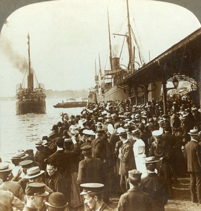 Forlader det gamle hjem og venner - vinker emigranter til Amerika, Christiania, Norge, c1905. af Unbekannt