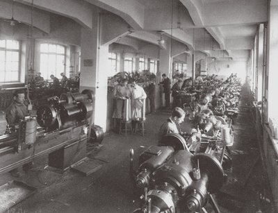 Linsebehandling på fabrikken af Optical Mechanical Association i Petersborg, 1916 af Unbekannt
