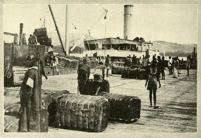 Læsning af en last bomuld, c1948. af Unbekannt