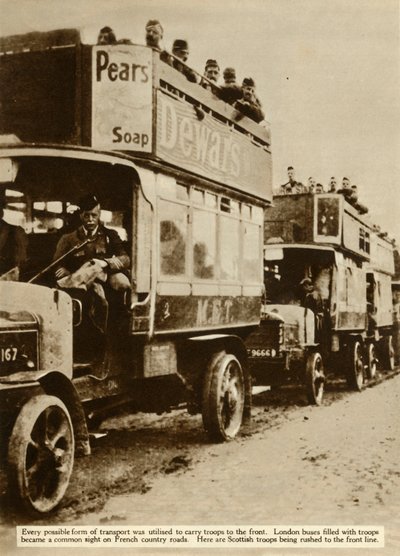 London-busser fører skotske tropper til fronten, Første Verdenskrig, 1914, 1935. af Unbekannt