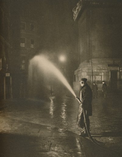 Londons natlig rengøring: Scene ved bunden af monumentet, c1935. af Unbekannt