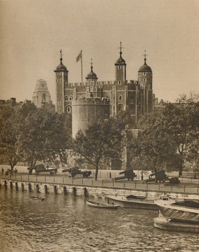 Londons ældste og nyeste offentlige bygninger fra Tower Bridge, c1935. af Unbekannt