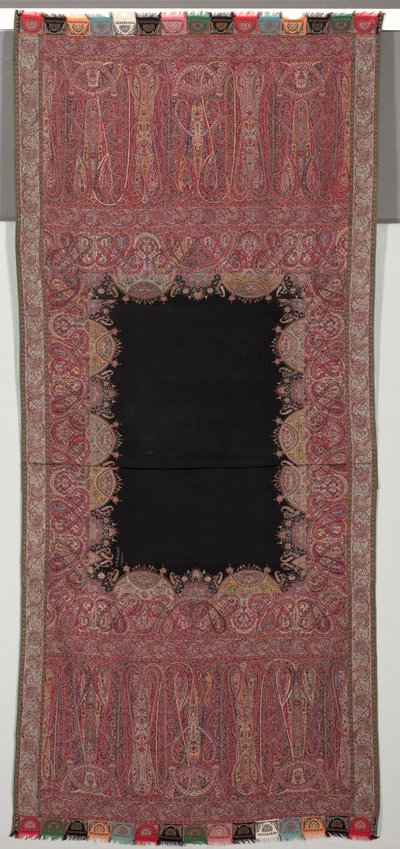 Langt sjal med sort midte og eksotisk 4-sidet galleri i Chinoiserie-stil, 1840