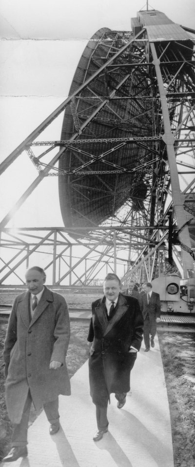 Lord Hailsham og professor Alfred Lovell ved Jodrell Bank, Cheshire, marts 1960 af Unbekannt