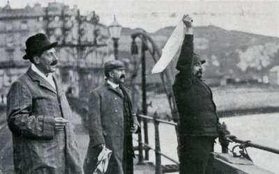 Louis Blériot på molen ved Dover efter sin flyvning over Den Engelske Kanal, 25. juli 1909 af Unbekannt