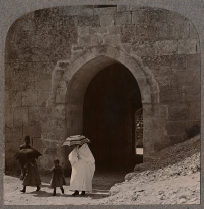 Mahommedanske kvinder på vej ind i Jerusalem ved Herods Port, ca. 1900 af Unbekannt