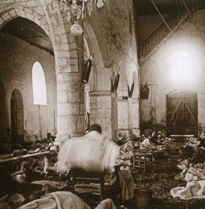Provisorisk hospital i en kirke, Marne, Nordfrankrig, 1914 af Unbekannt