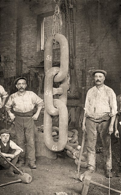Fremstilling af Titanics ankerkæde ved Hingley & Sons, ca. 1909 (foto) af Unbekannt