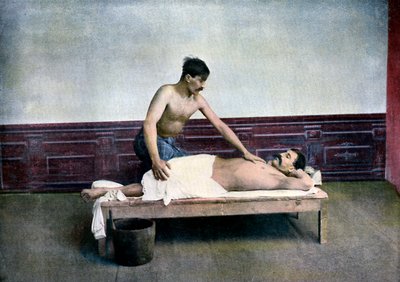 Mand, der får massage i badehuset, c1890 af Unbekannt