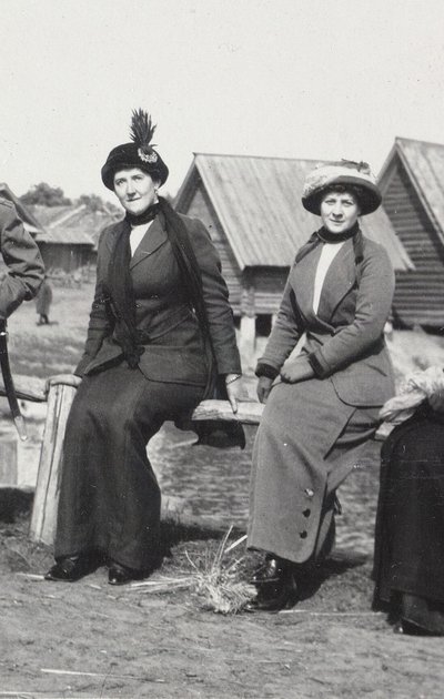 Maria Evgenyevna Golovina, sekretær for Rasputin højre og Julia Alexandrovna Den, 1912-1913 af Unbekannt