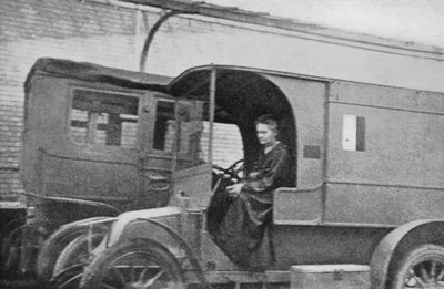 Marie Curie, polskfødt fransk fysiker, kører en bil omdannet til en radiologisk enhed, 1914 af Unbekannt