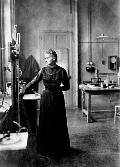 Marie Curie, polskfødt fransk fysiker i sit laboratorium, 1912 af Unbekannt