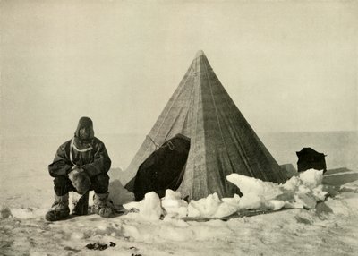 Marshall uden for et telt i lejren, c1908, 1909. af Unbekannt