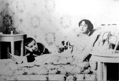 Mathilde Kschessinska, russisk prima ballerina, med sin søn, Volodya, 1910 af Unbekannt