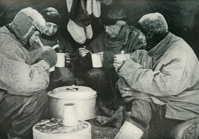 Medlemmer af Polarpartiet spiser et måltid i lejren, c1911, 1913 af Unbekannt