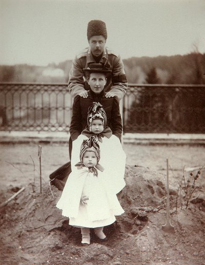 Medlemmer af hertug Fjodor Uvarovs familie på deres landejendom, Porechye, Rusland, 1880