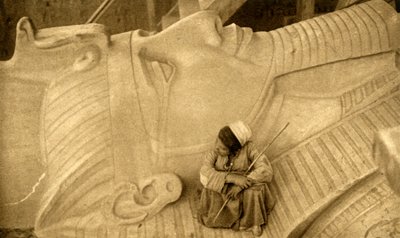 Memphis - Leder af statuen af Ramses II, c1918-c1939. af Unbekannt