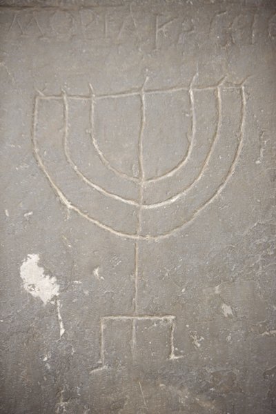 Menora (Menorah) udskåret på en gammel gravsten, Budapest, Hongrie af Unbekannt