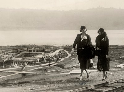 Millicent Veronica Willison, hustru til William Randolph Hearst, besøger arbejdet for genopretning af antikke romerske skibe fra Nemi-søen, ca. 1930 (s/h-foto) af Unbekannt