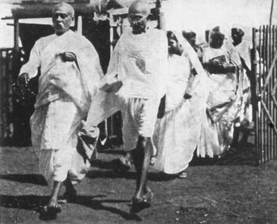 Mohandas Gandhi, indisk nationalistisk leder, på vej til Kongressen, 1932 af Unbekannt
