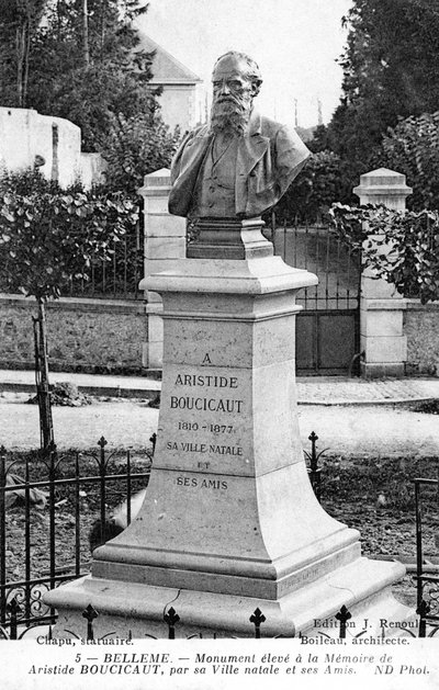 Monument til Aristide Boucicaut uden for hans hjem i hans hjemby Bellême, Frankrig (litho) af Unbekannt