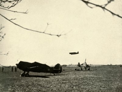 Morane 406 på Vassincourt Aerodrome med den franske Curtiss Hawk og Hurricane, 1939-1940, 1941. af Unbekannt