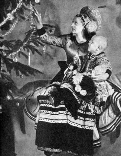 Mor og barn med juletræ, Matyo-folket, Miskole, Ungarn, 1936 af Unbekannt